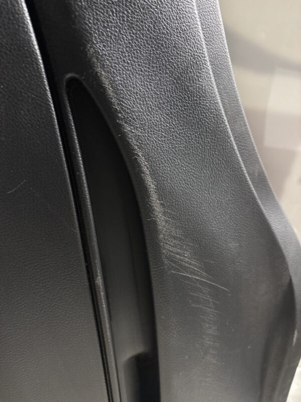 2019 HINO 258/268 RIGHT FRONT DOOR TRIM PANEL - Image 4