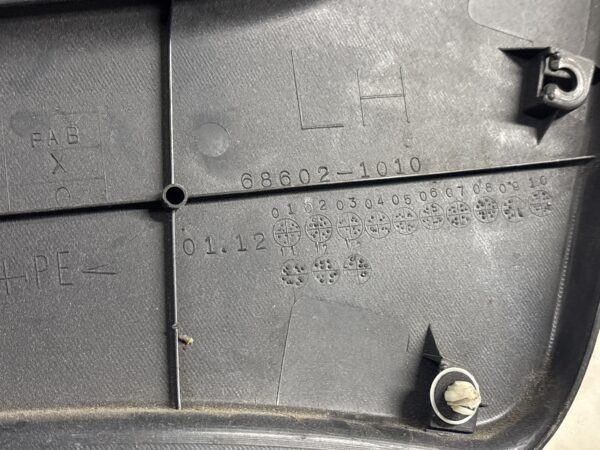 2019 HINO 258/268 LEFT FRONT DOOR TRIM PANEL - Image 4