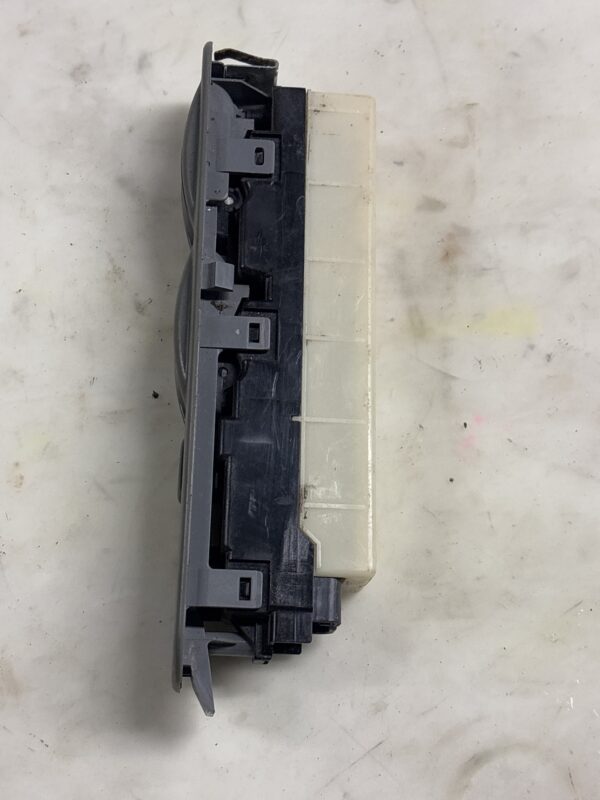LEFT FRONT WINDOW SWITCH ISUZU NPR 2005-2007 - Image 2