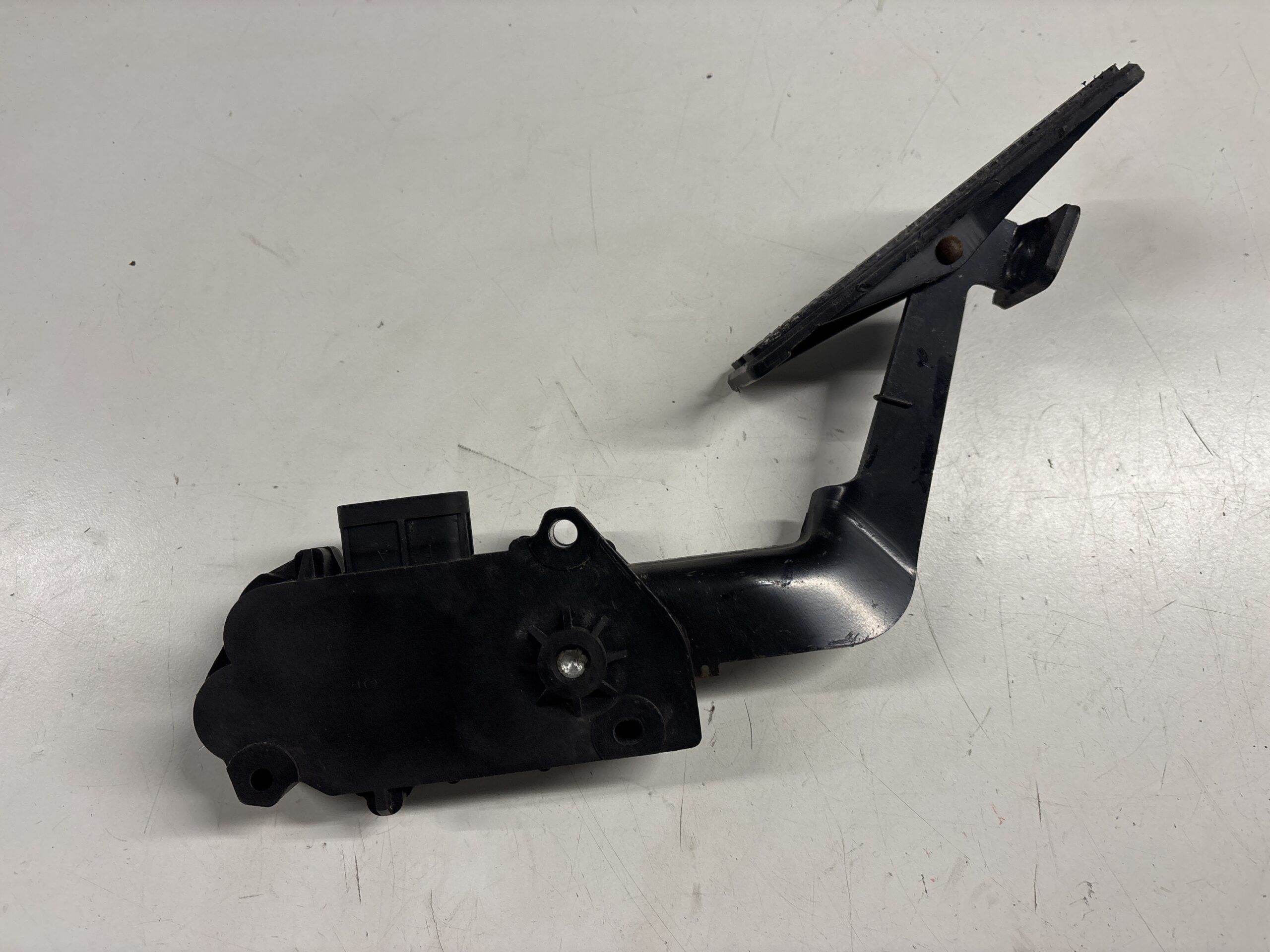 Gas Accelerator Pedal Isuzu 2012-2020 OEM 8980601540 - Image 3