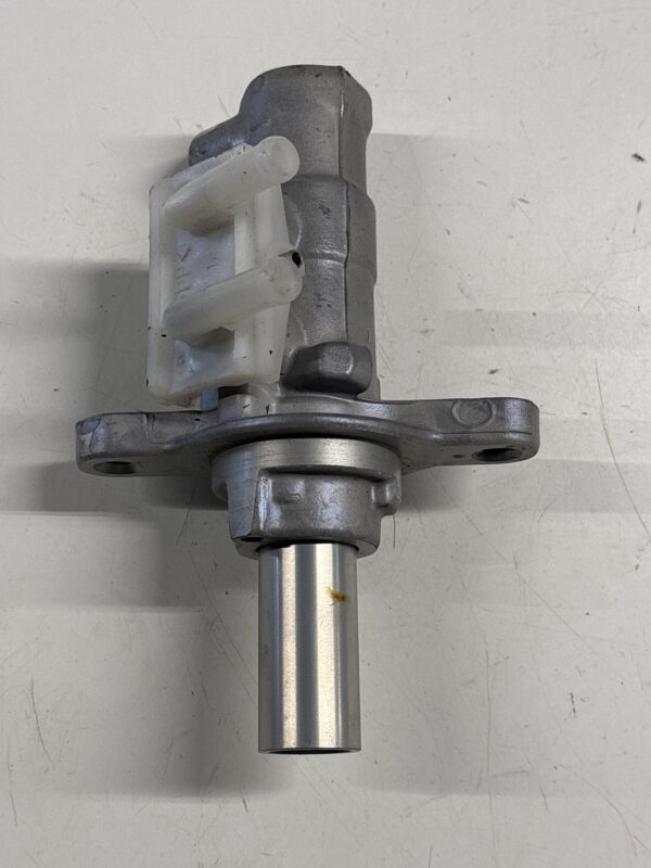 BOSCH Brake Master Cylinder FUSO Canter 705851 - Image 2