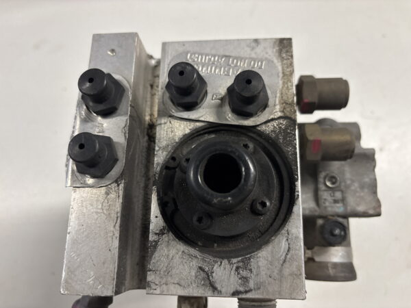 Bendix Air Dryer OEM 5762094 5008415. Dented - Image 3