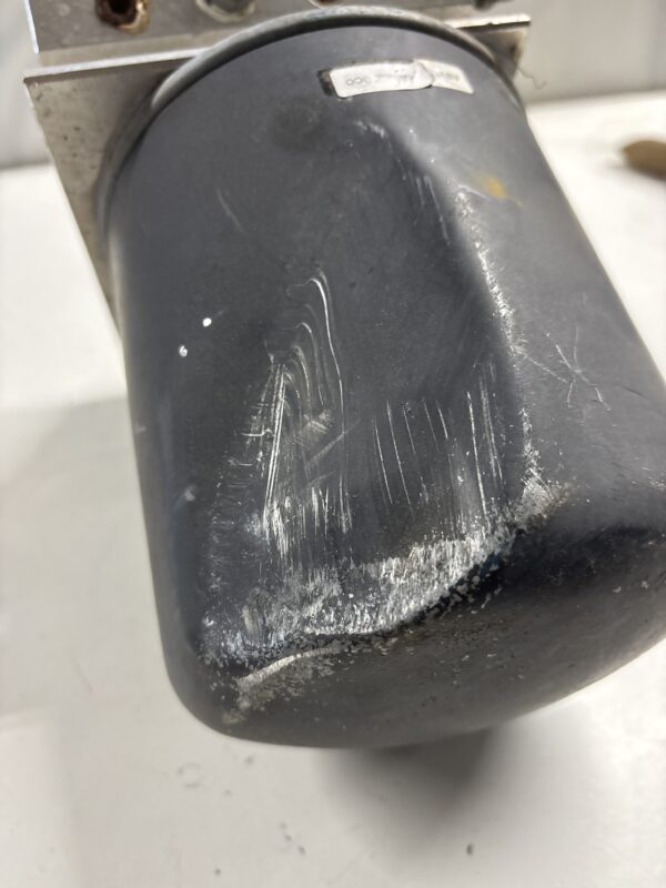 Bendix Air Dryer OEM 5762094 5008415. Dented - Image 5