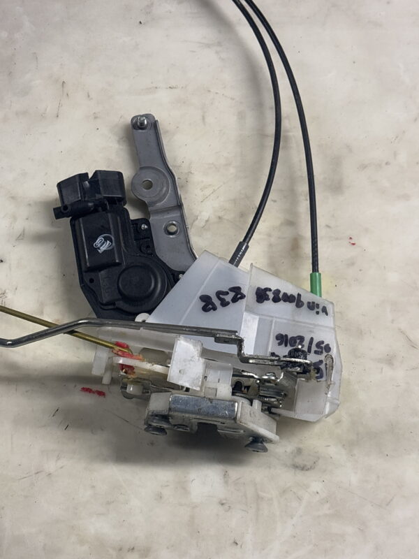 Front Left Door Latch w/ Inside Handle ISUZU NPR OEM - Image 2