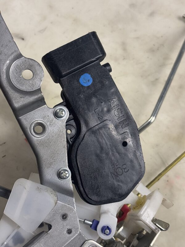 Front Left Door Latch w/ Inside Handle ISUZU NPR OEM - Image 4