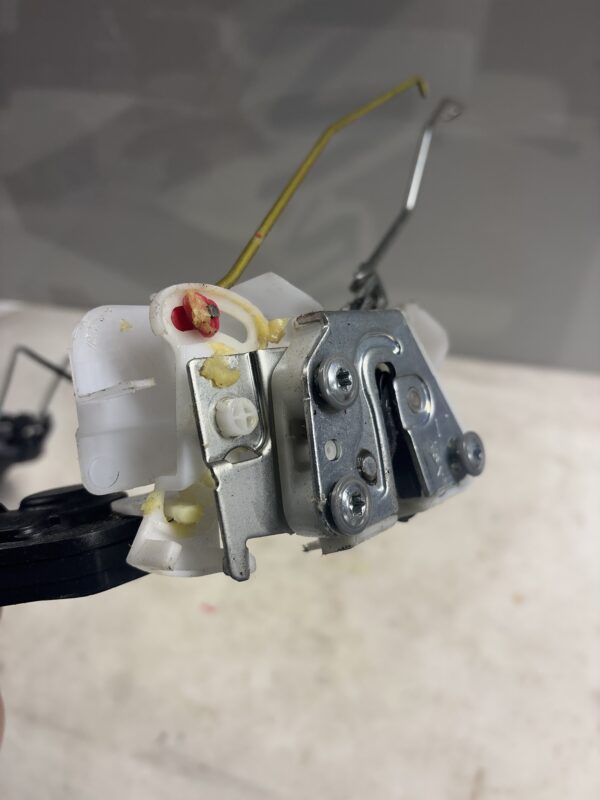 Front Left Door Latch w/ Inside Handle ISUZU NPR OEM - Image 3