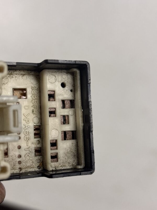 Door Mirror Switch HINO 195 OEM 183574 - Image 3