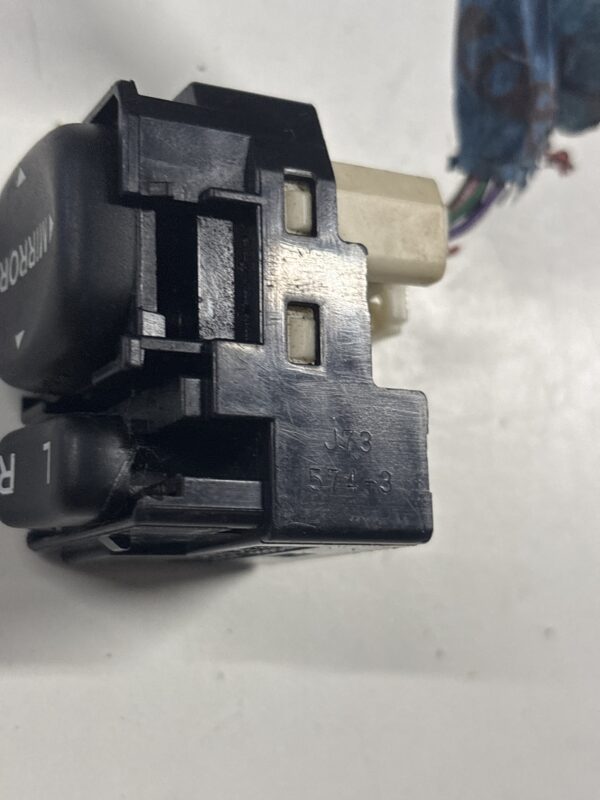 Door Mirror Switch HINO 195 OEM 183574 - Image 2