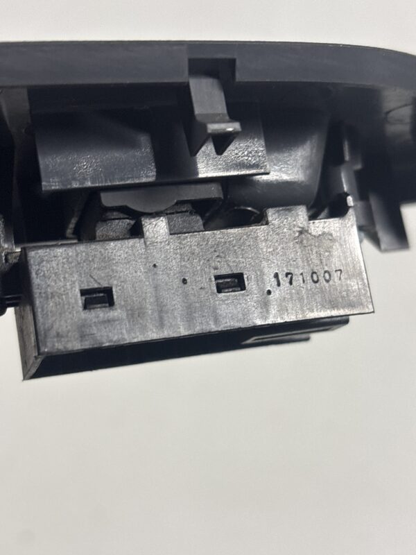 Front Right Door Window Switch ISUZU NPR 2012-2020 OEM M32930 - Image 3