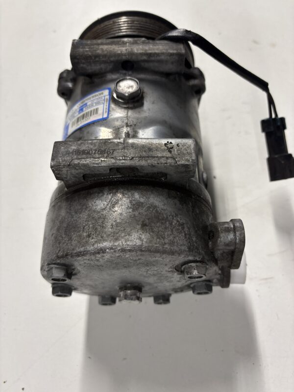 A/C Compressor INTERNATIONAL OEM 4034409C4 - Image 3