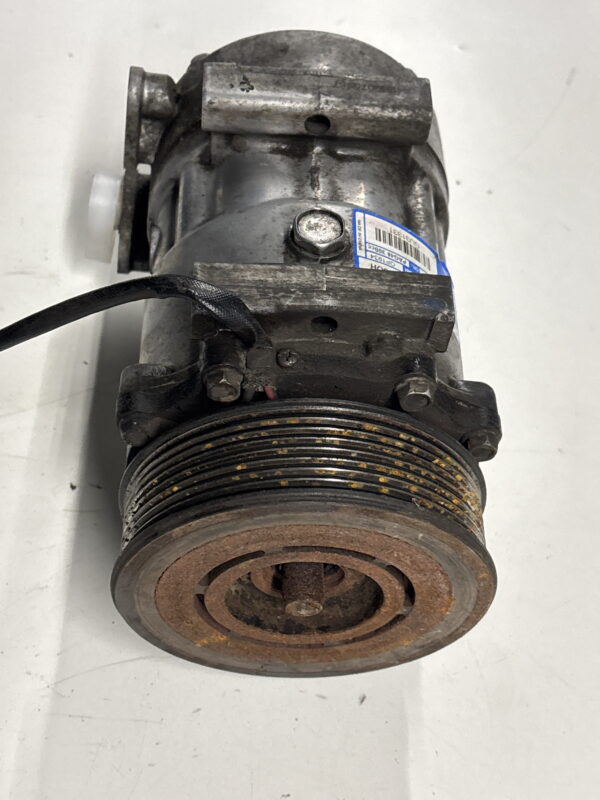 A/C Compressor INTERNATIONAL OEM 4034409C4 - Image 4