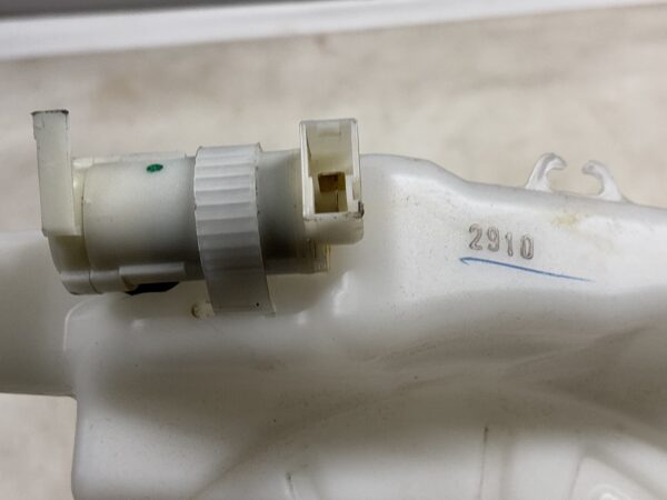 Washer Reservoir ISUZU NPR 2012-2020 OEM - Image 2