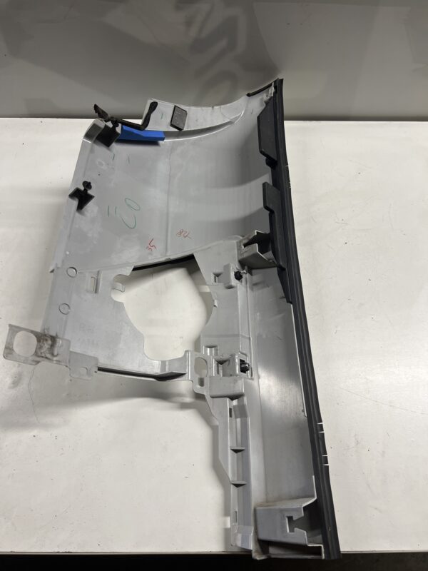 Front Right Cab Fender ISUZU NPR Gas 2012-2020 OEM. Scratches - Image 3