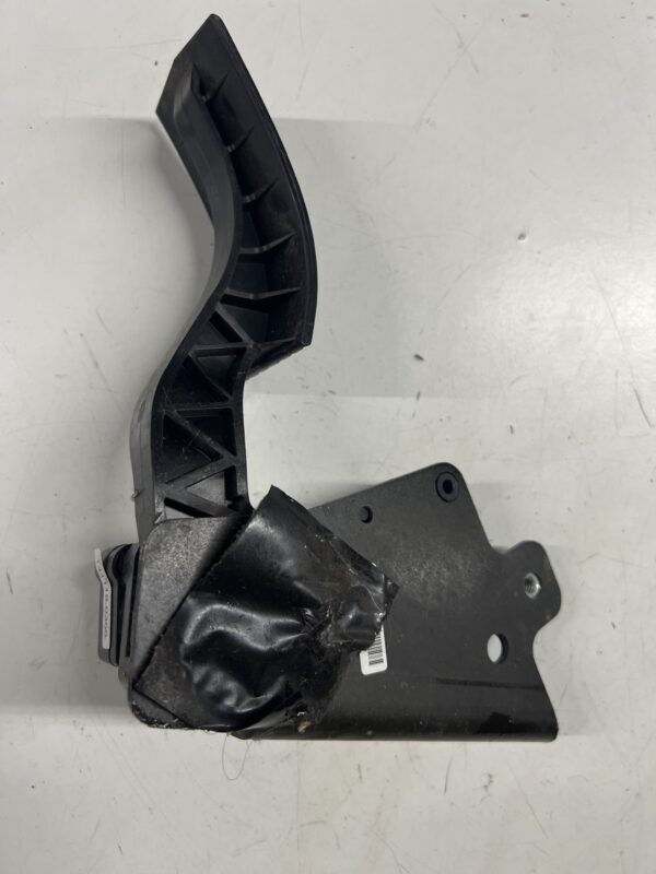 Gas Accelerator Pedal INTERNATIONAL OEM 141117-CC0647 - Image 2