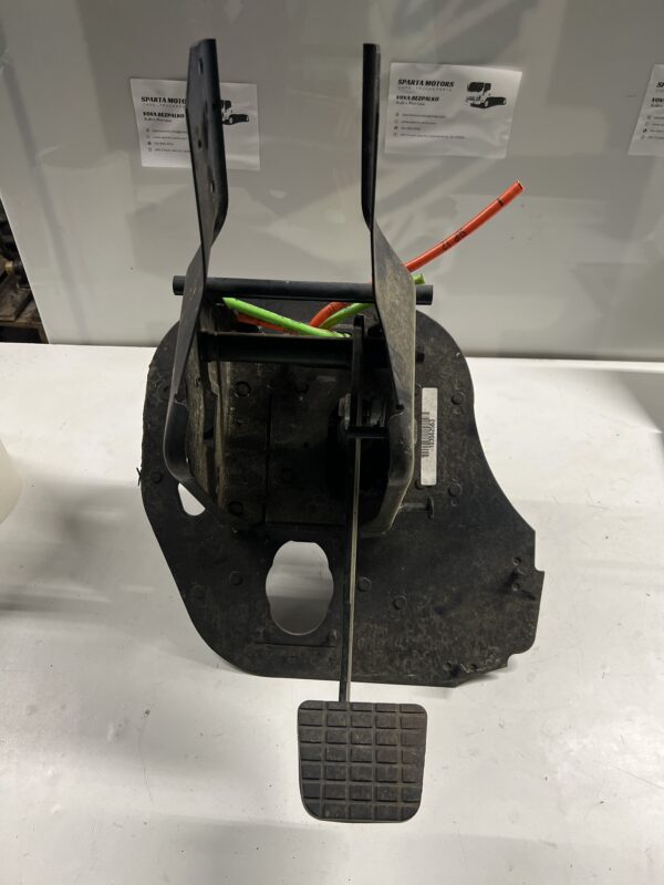 Brake Pedal w/ Valve & Bracket INTERNATIONAL 4300 OEM 103562563