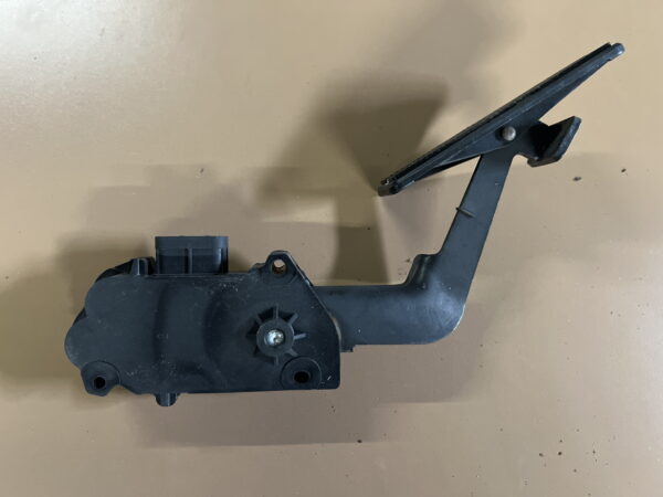 Gas Accelerator Pedal ISUZU NPR Gas 2012-2020 OEM 8980601540 - Image 2