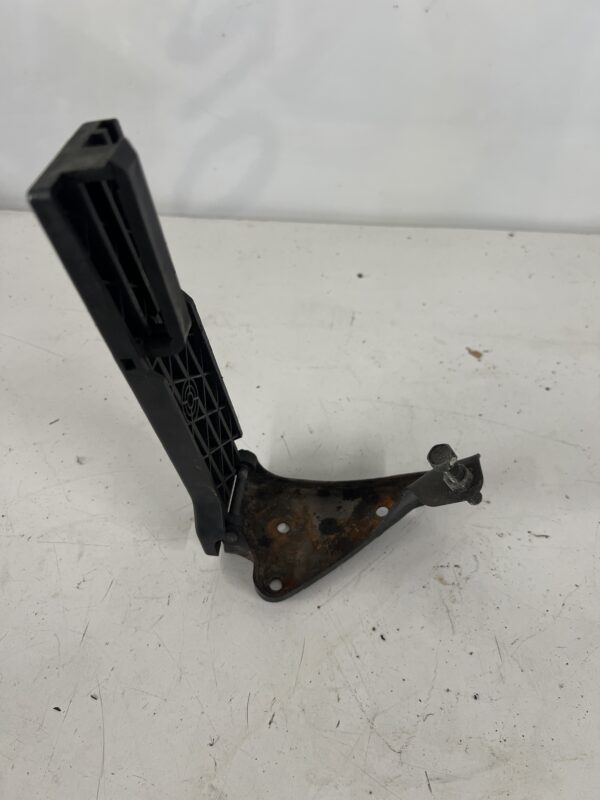 Gas Accelerator Pedal Mitsubishi FUSO OEM - Image 2
