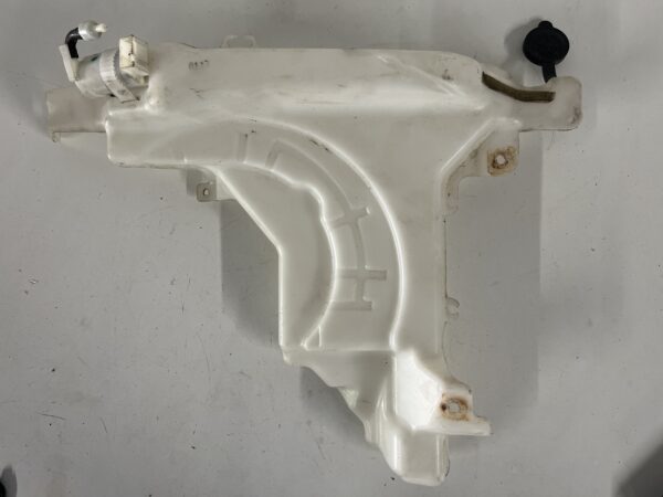 Washer Reservoir 2012-2020 ISUZU NPR-HD Gas V8 2012-2020 OEM 8980291382