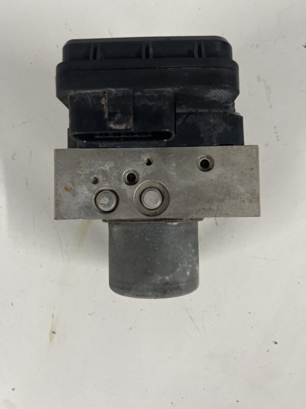 Anti Lock Brake Pump Control Module OEM Hino 155 2019 - Image 2