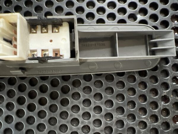 Power Window Switch OEM Hino 155 2019 - Image 4
