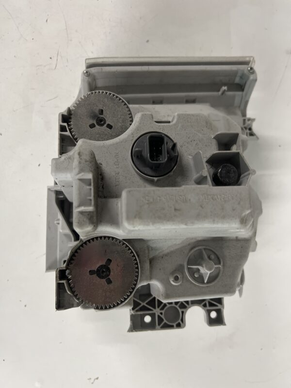 Front Left Headlight Headlamp ISUZU NPR-HD 2024 OEM. Broken Mounts - Image 5