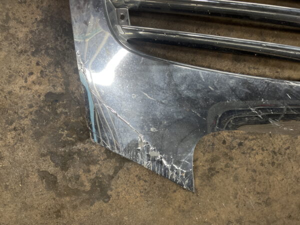 Front Grille INTERNATIONAL OEM 4047377C1. Paint Peeled in Corner - Image 3