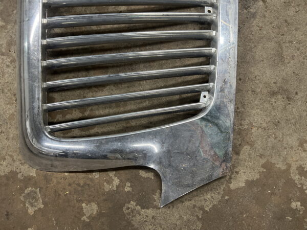 Front Grille INTERNATIONAL OEM 4047377C1. Paint Peeled in Corner - Image 4