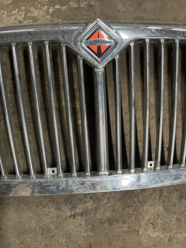 Front Grille INTERNATIONAL OEM 4047377C1. Paint Peeled in Corner - Image 5