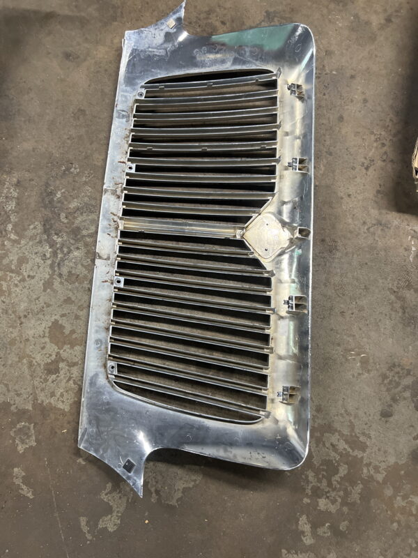 Front Grille INTERNATIONAL OEM 4047377C1. Paint Peeled in Corner - Image 2